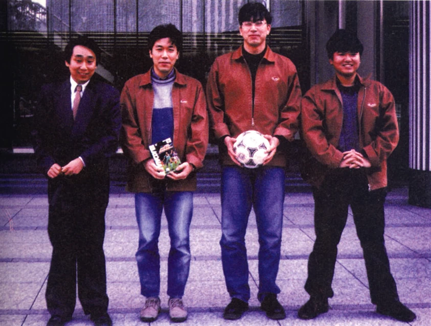Da esquerda para direita: Katsuya Nagae, Yasuo Okuda, Eiji Nakagawa e Fumimasa Katakami. Fonte: Computer and Videogames 185