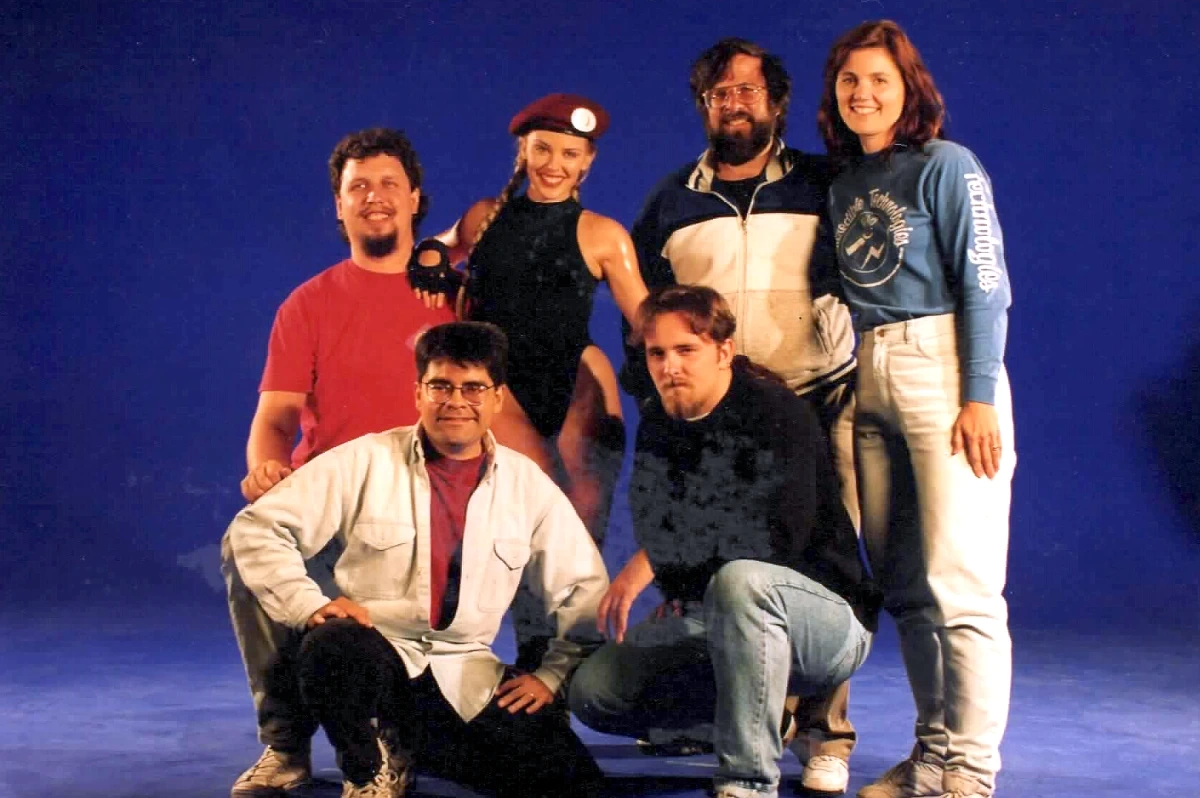 <p>Equipe do jogo durante as filmagens.</p>
<p>Em p&eacute;: Leif Marwede, Kylie Minogue, Richard Ditton e Elaine Hodgson.</p>
<p>Abaixados: Ralph Melgosa e Alan Noon</p>